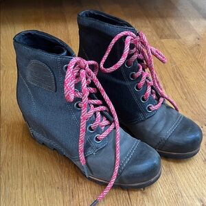 Sorel Women's Brown and Red Lace-Up Boots